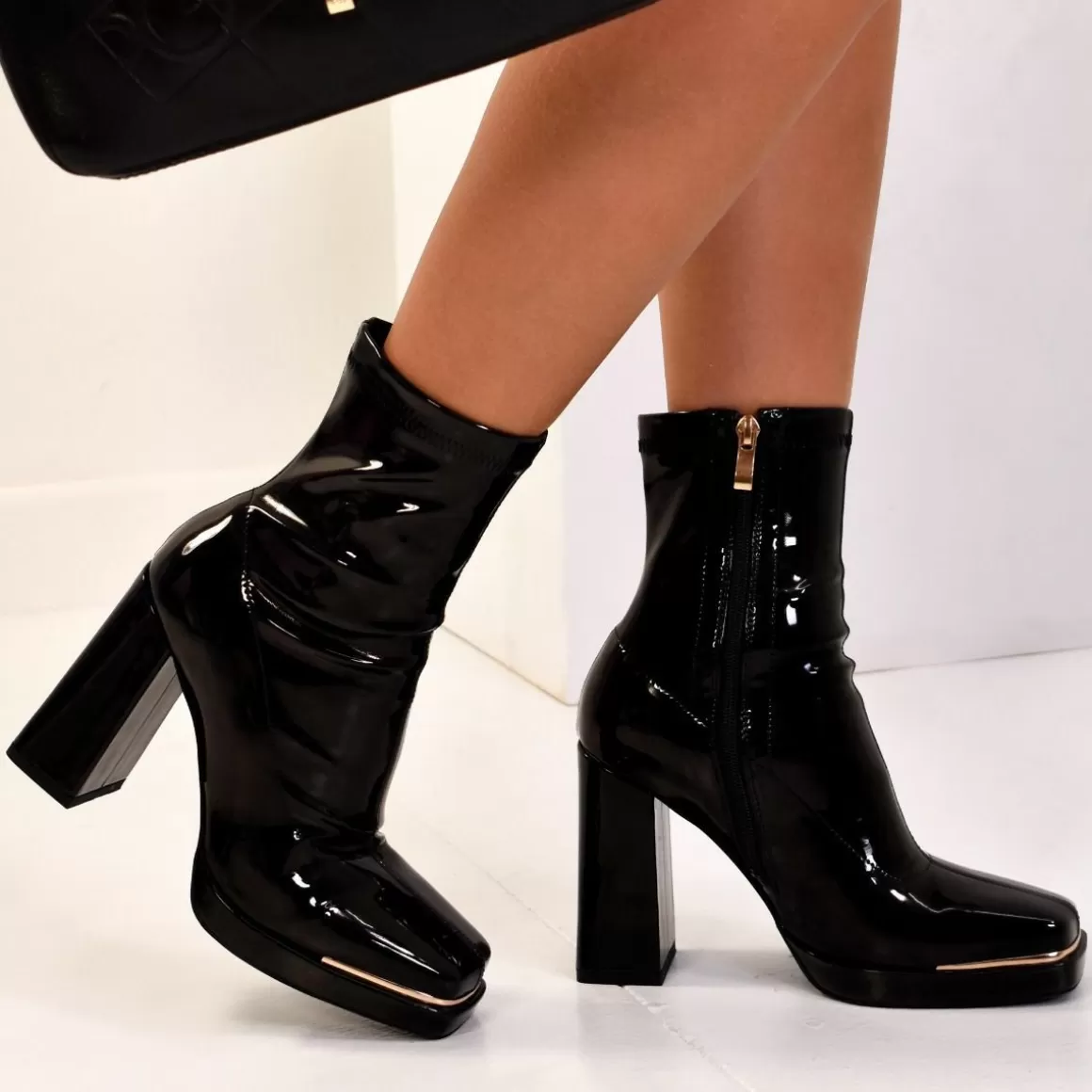 Exe Shoes Botins>Botina Com Salto W1570-K59 Em Couro Envernizado Preto