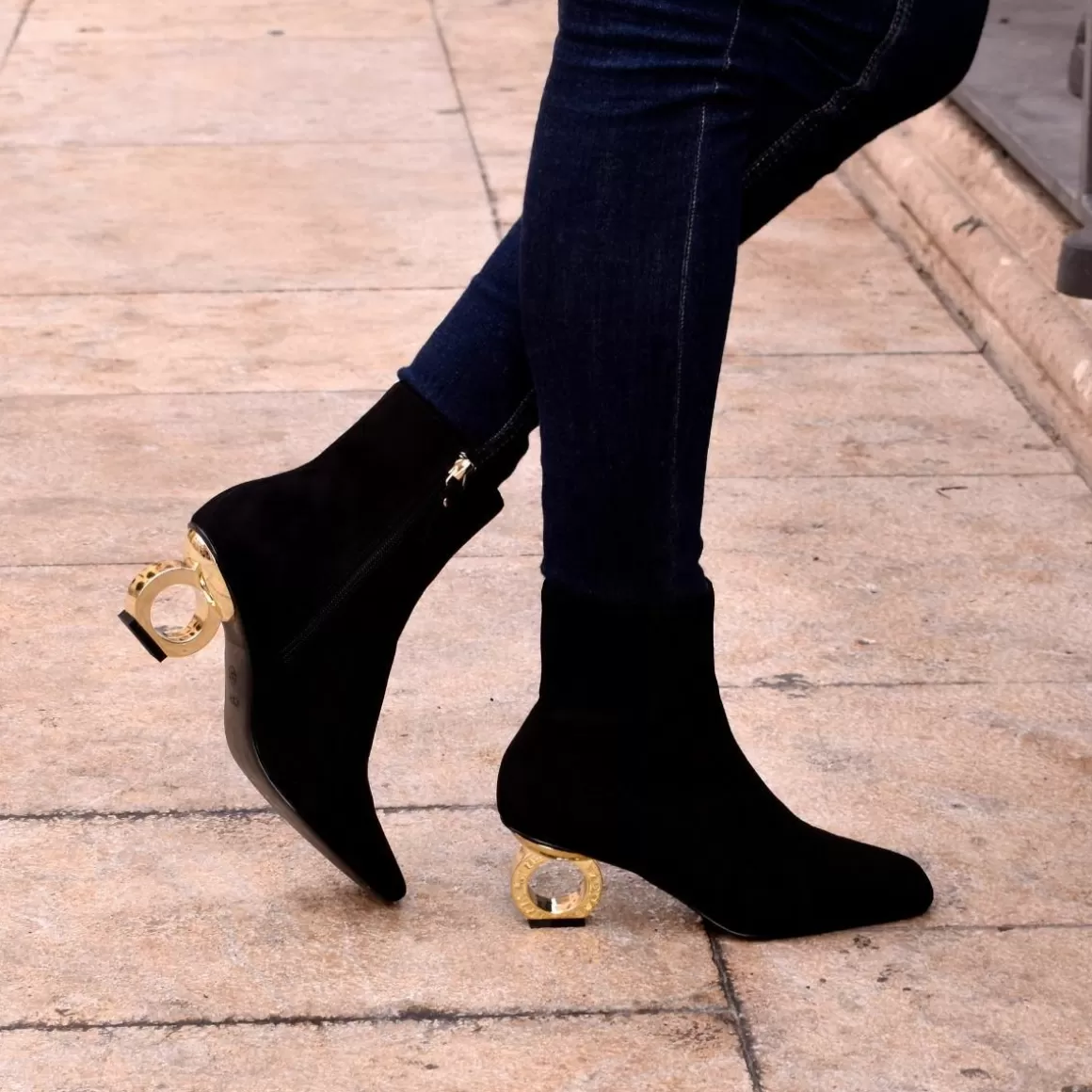 Exe Shoes Botinhas>Botina Estilo Ante Com Salto Circular Elena-411 Preto